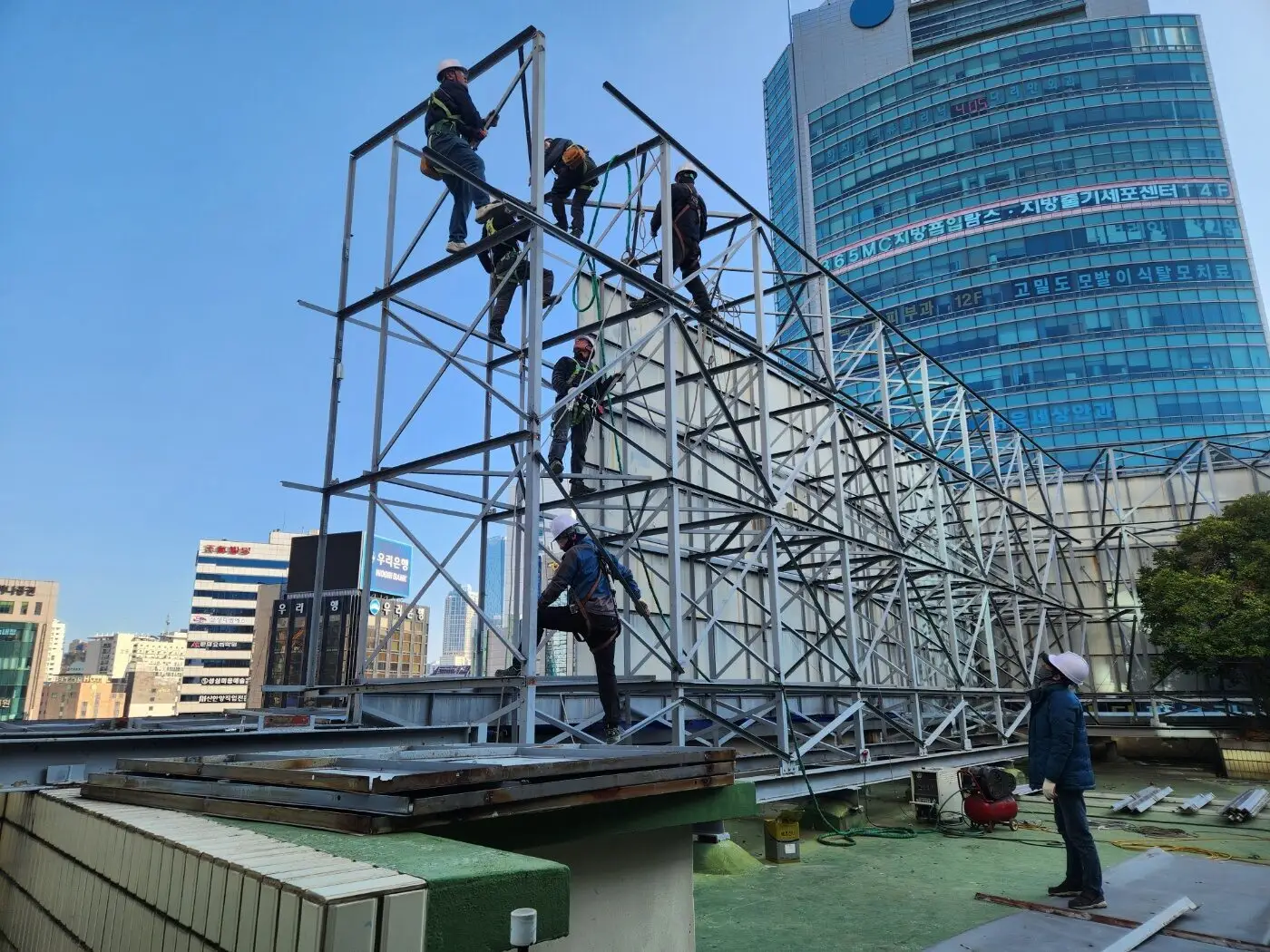 서울 성북구 도심 상가 옥상 LED전광판 구조물 시공